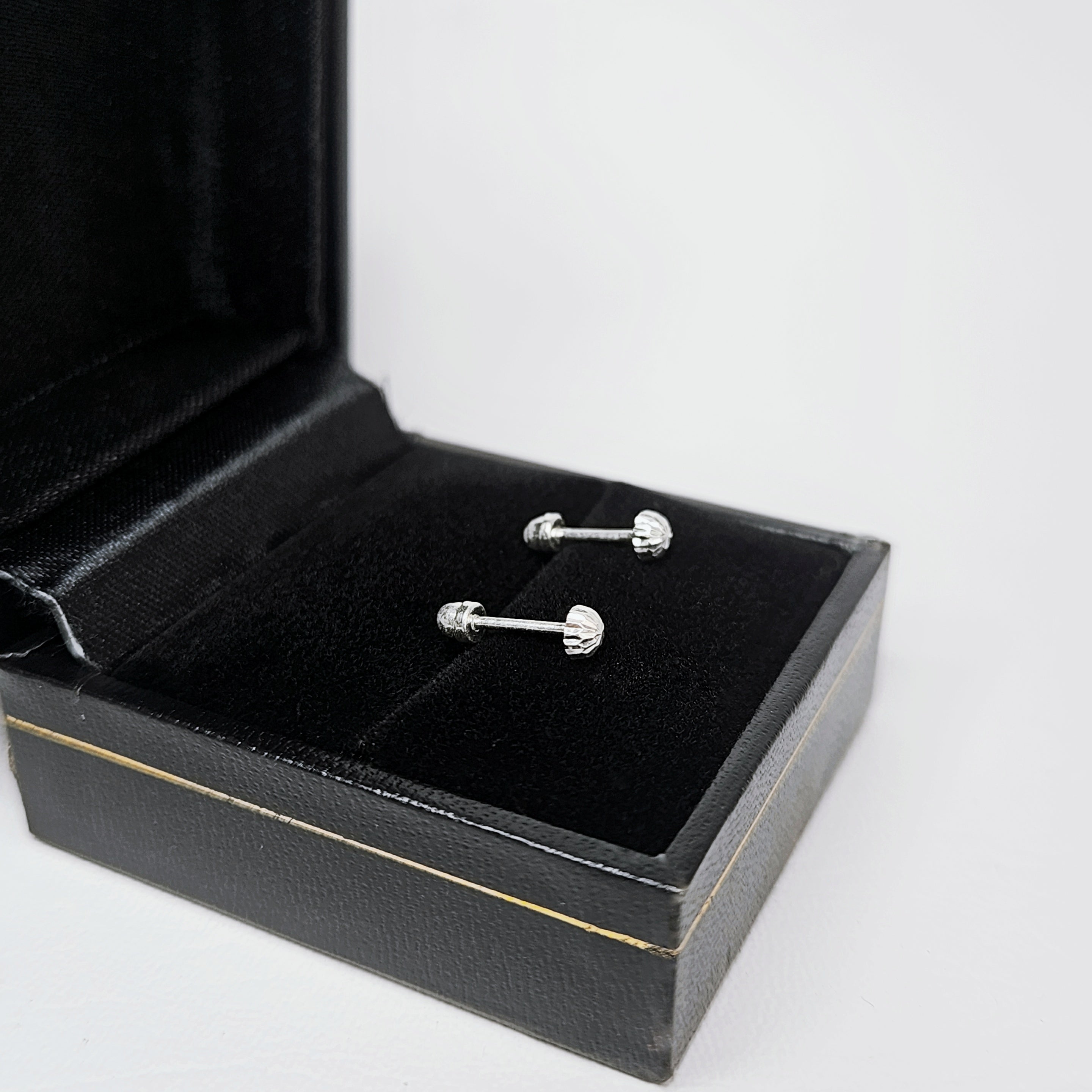 Aretes de Plata. Diseño hongo diamantado