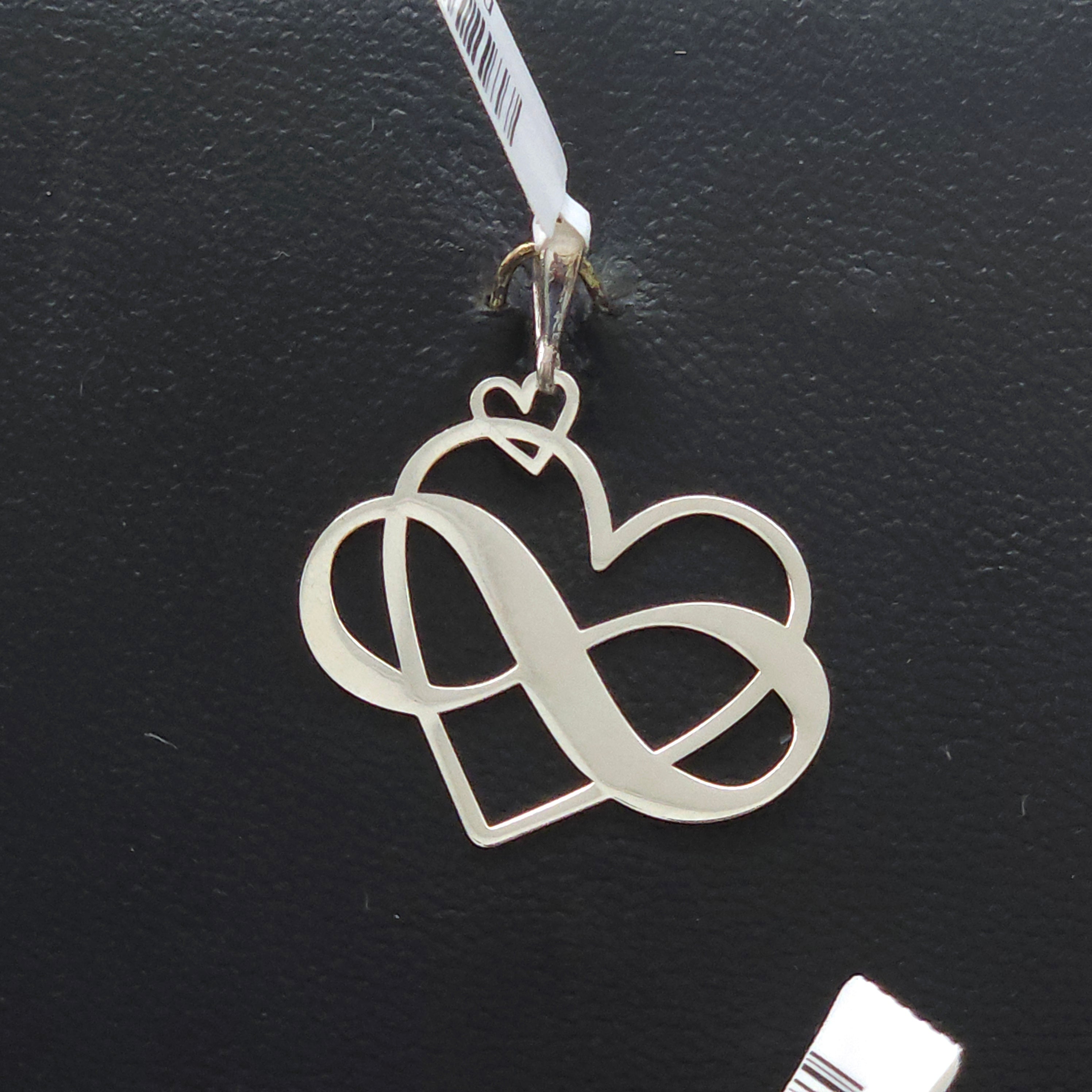 Dije de plata. Corazon con infinito