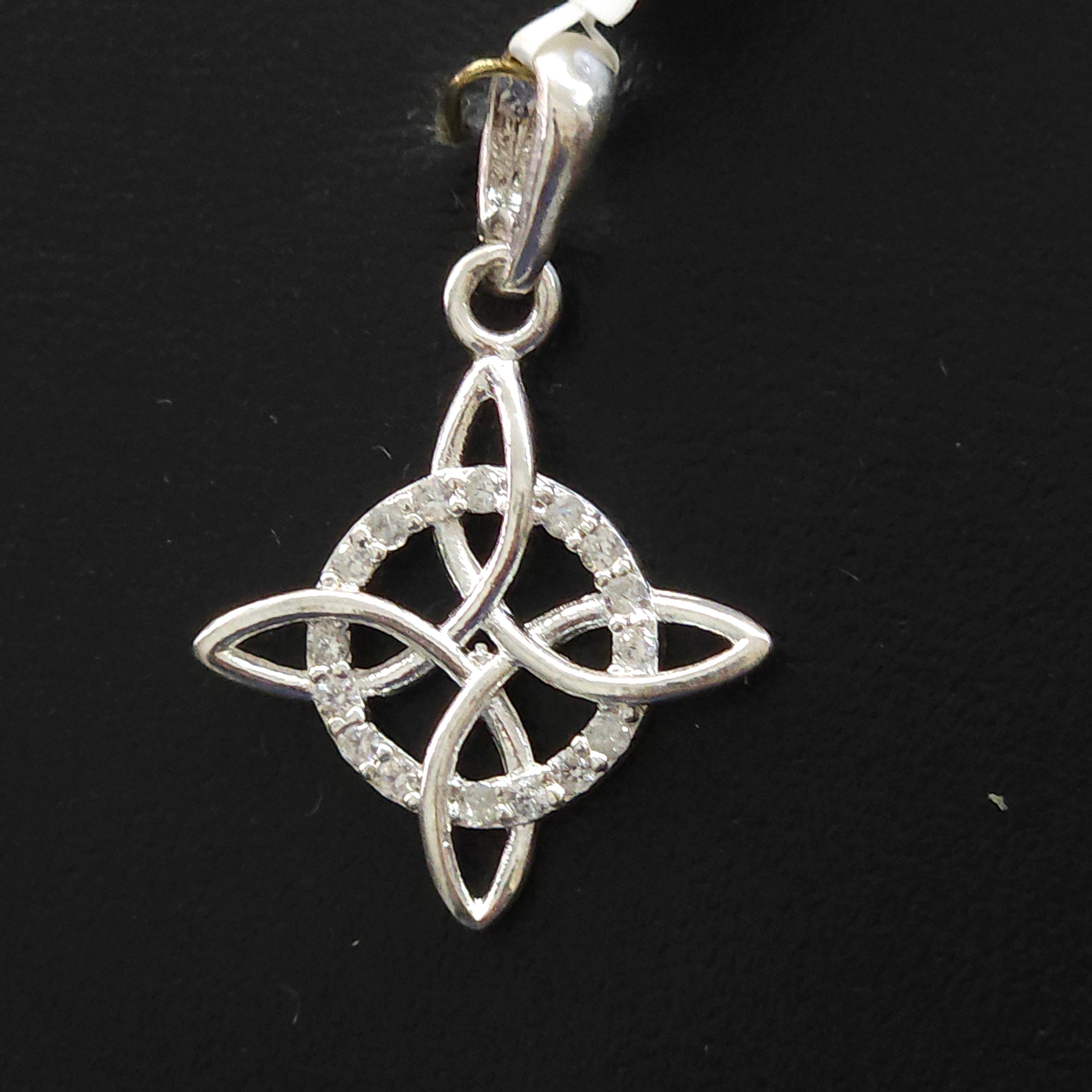 Dije de Plata. Nudo de Bruja con zirconias.