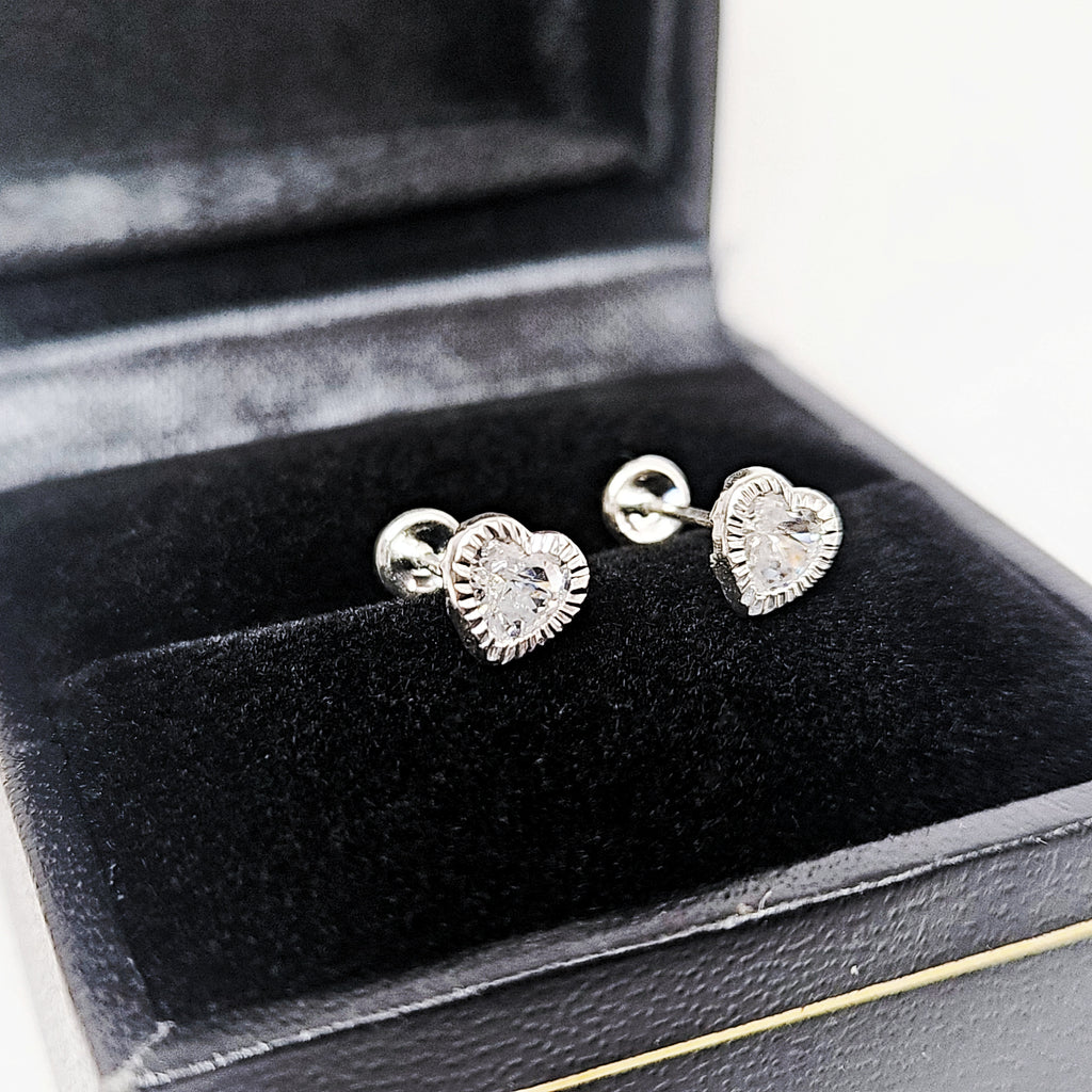 Aretes de Plata. Piedrita corazón y bisel diamantado