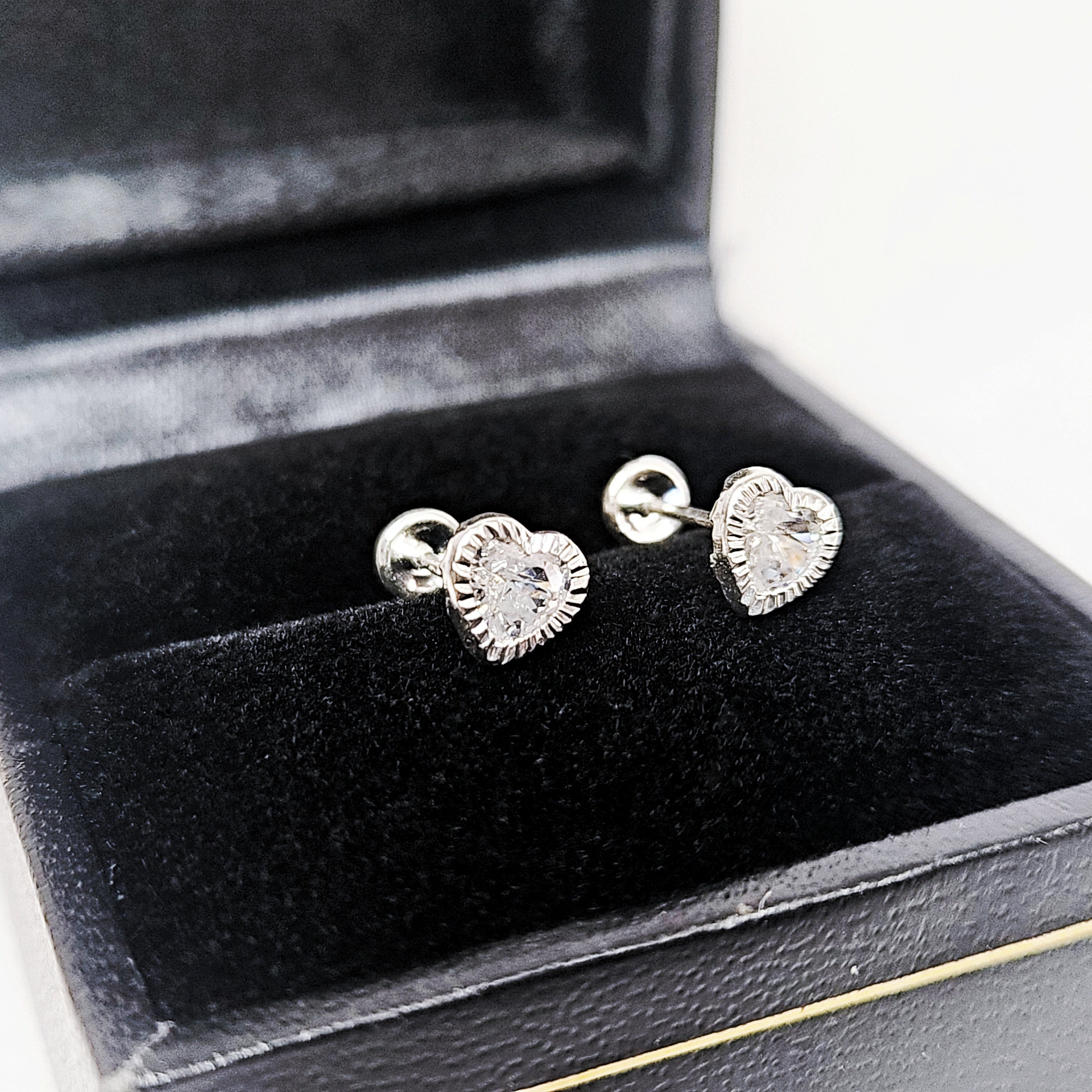 Aretes de Plata. Piedrita corazón y bisel diamantado