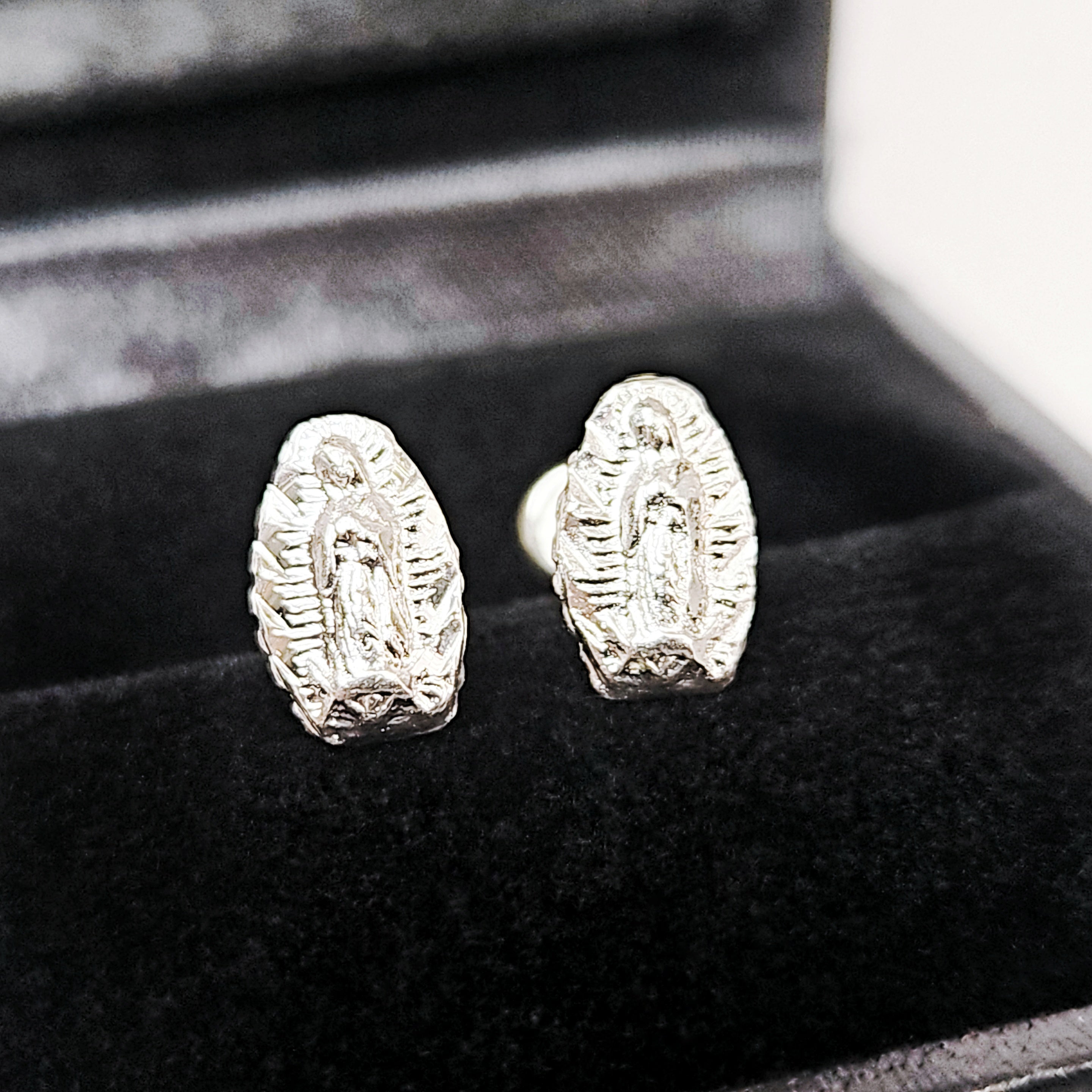 Aretes de plata. Diseño Virgen de Guadalupe