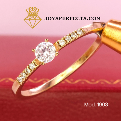 Anillo de oro. Zirconias laterales. Mod 1903