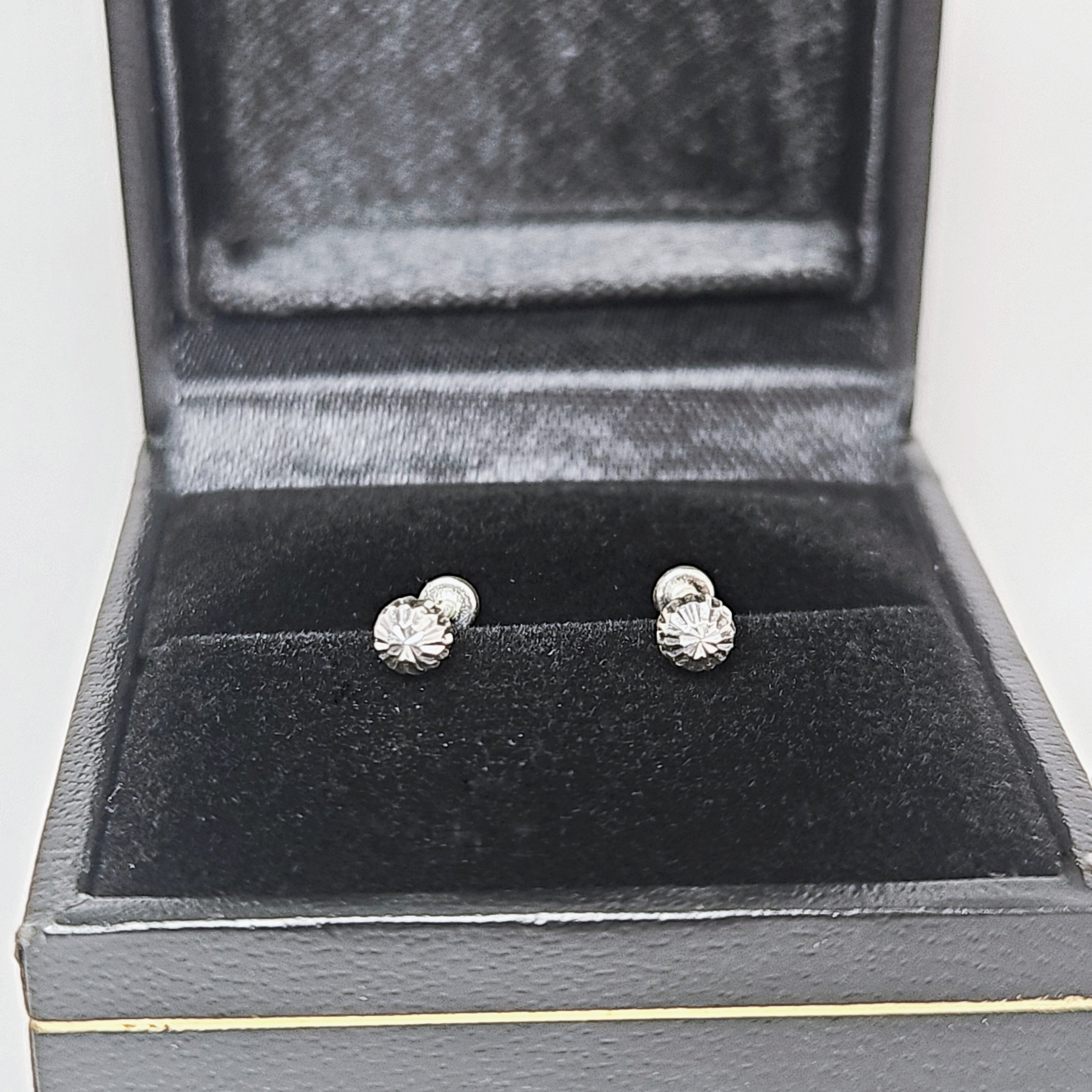 Aretes de Plata. Diseño hongo diamantado