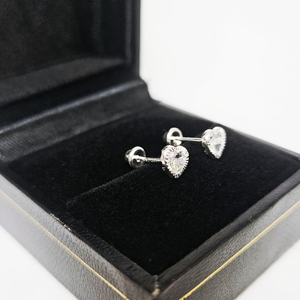 Aretes de Plata. Piedrita corazón y bisel diamantado